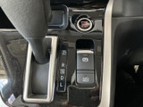 シフト位置が表示され、運転席から選択状態を確認しやすい配置です。駐車時に使うスイッチ類も近くにまとまり、日々の操作をスムーズに行えます。