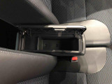 センターアームレスト付きで運転中も腕が楽々!