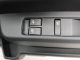 パワーウィンドウのスイッチです。 運転席に居ながら助手席の窓を開け閉めできるので便利ですよ。 ロック機能も付いてるので子供がイタズラして窓を開けるという事もできなくできますよ。