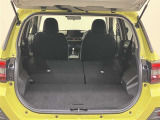 後席シートを前に倒せば更に荷物を載せる事が可能です。開口部も大きく、荷物の積み下ろしもスムーズにできます。また、フラットになるのでスペースを隅まで無駄なく活用できます。