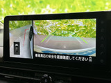 車両周囲の映像とガイドラインが画面に表示され、駐車時に周辺を確認する際に役立ちます。左右や後方の位置関係を把握しやすく、狭い場所での駐車をサポートします。