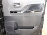 運転席ロングスライドシ-ト運転席はシ-トバックのスイッチとレバ-を操作すると、世界初♪最大540mmのスライドが可能になります!降車することなく座ったまま後席の荷物などを取ることもできますよ♪