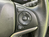 ステアリングの手元に複数のスイッチを配置し、運転中にも視線を大きく移さず操作しやすい構成です。表示がまとまっているため機能を確認しやすく、日常の運転を便利にサポートします。