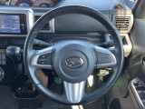インテリアに合わせたデザインのステアリングは、運転される方のことも考え、運転しやすい形状、大きさです。是非一度、実際に触ってお確かめください。