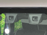 【デュアルカメラブレーキサポート】走行中に前方の車両等を認識し、衝突しそうな時は警報とブレーキで衝突回避と被害軽減をアシスト。より安全にドライブをお楽しみいただけます。
