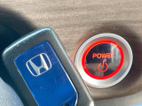 【Hondaスマートキー】カバンやポケットに入れたままでもドアの施錠・解錠が可能なスマートキーを装備。エンジンのオン・オフ時もカギを取り出す必要が無いからとっても便利です♪