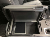 小物や身の回り品を収納できるセンターコンソール。車内をすっきり整頓できる、便利な収納スペースです。