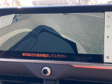 後方の映像を画面上で確認でき、駐車時に車両後部の周囲を把握するのに役立ちます。画面には車両周辺を確認するよう案内も表示され、目視と併用しながら後退時の安全確認を行いやすい装備です。