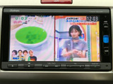 テレビ映像を画面で楽しめる装備です。停車中の休憩時間などに番組を視聴でき、待ち時間も車内で過ごしやすくなります。画面から映像を確認しやすく、日常のさまざまな場面で活用できます。
