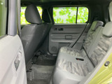 後席には柄入りのシートが並び、窓からの光が室内に広がります。足元にも空間があり、同乗者がゆったり過ごせる印象です。日々の移動やご家族でのお出かけにも活躍します。