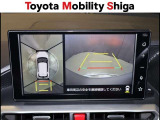 後方確認に便利なバックモニタ-を装備しています。天井から映したように見えるパノラミックビューモニター機能付きです。