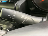 手元には複数のスイッチが配置され、視線を大きく移さずに車内機能を扱いやすい設計です。運転中の操作をサポートし、日常の移動でも便利に活用いただけます。