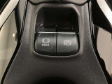 停車時にブレーキを踏むとそのまま保持してくれるブレーキホールド!シフトをPポジションに入れると自動で作動しブレーキを踏みながらDポジションに入れると解除されるオート機能付き。