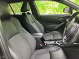 前席はシートに包まれるような配置で、運転席からの視界も確保しやすい室内です。窓から光が入り、落ち着いた色合いのシートとともに快適に過ごせます。