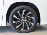 純正のアルミホイール装着車です。タイヤサイズは205/55R17です。