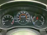 速度や燃料残量など、運転に必要な情報をメーター内で確認できます。中央の表示部にも案内が出るため、走行中に目を向ける情報をまとめて把握しやすい配置です。