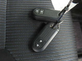 スマートキーです。バッグやポケットに携帯していれば、キーを取り出さなくてもドアの解錠・施錠ができます。エンジンの始動はブレーキを踏みながらパワースイッチをワンプッシュするだけです。