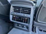 後部座席にもエアコン吹き出し口がございます。快適な車内を演出しております。