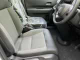 ゆったりとした座面と身体を支える形状で、運転席・助手席ともに落ち着いて過ごせます。足元にも余裕があり、乗り降りから普段の移動まで使いやすい空間です。