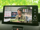 テレビ番組を画面いっぱいに表示でき、停車中の休憩時間などに映像を視聴できます。画面上に操作部もまとまっており、停車時に番組を楽しみたい方にうれしい装備です。