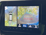 車両周囲の映像とガイドラインが画面に表示され、駐車時の位置確認をサポートします。上から見た表示もあり、周囲を確認しながら操作できます。
