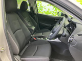 前席は座面と背もたれにゆとりがあり、落ち着いて過ごせる空間です。運転席からの視界も確保され、乗り降りの際にも室内の広がりを感じていただけます。