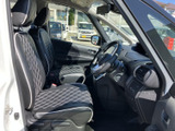 運転席と助手席には、白いステッチが映えるシートを採用。前方や左右を見渡しやすい視界が広がり、乗り降りの際もゆとりを感じられます。運転席まわりは見通しがよく、毎日の移動を落ち着いてお楽しみいただけます。