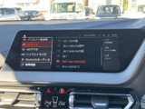 ラジオの放送局やオーディオ項目が画面に一覧表示され、聴きたい音源を選びやすい仕様です。通勤やお出かけの移動時間に、好みに合わせて音楽を楽しめます。