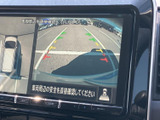 車両周辺を画面で確認でき、駐車時の周囲確認をサポートします。ガイド表示も備わり、車両の位置や障害物との距離感を把握したい場面で役立つ装備です。