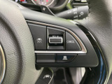 ステアリングのスポーク部に複数のスイッチを備え、必要な機能へ手元からアクセスしやすい構成です。表示も見分けやすく、乗車時に操作内容を確認しやすい装備です。