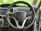 握りやすい円形のステアリングに、各種スイッチを配置。運転姿勢のまま必要な操作に手が届きやすく、前方に意識を向けながら扱いやすいレイアウトです。