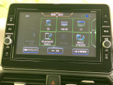 ナビゲーションに加え、ラジオやテレビ、Bluetoothなど複数の音源に対応。画面から使いたい項目を選びやすく、音楽や情報を用途に合わせて活用できる装備です。