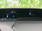 速度やシフト位置、警告表示などを運転席前方の画面で確認できます。必要な情報がまとまって表示されるため、走行中も視線の移動を抑えながら車両の状況を把握しやすい仕様です。
