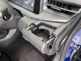 【ドリンクホルダー】さまざまな場所にございますので便利ですよ。