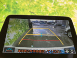 後方の様子を画面で確認しながら駐車でき、目安となるガイド線も表示されます。周囲を直接確認する習慣と組み合わせることで、車庫入れや狭い場所での駐車をサポートします。