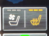【シートヒーター&ベンチレーション】夏場は涼しい風でお尻や背中の熱やムレを防ぎ、冬はエアコンよりも早く温まってポカポカに!季節を問わず快適に過ごせます。