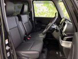 前席は座面と背もたれにゆとりがあり、運転席から前方を見渡しやすい配置です。落ち着いた色合いのシートが車内にまとまりを与え、足元にも余裕があります。乗り降りのしやすさも日常でうれしいポイントです。