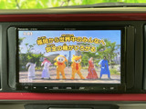 停車中に映像やテレビを楽しめる画面を備え、休憩時間の過ごし方にも活用できます。見やすい大きさの表示で、停車時にニュースや番組を視聴したい方にも便利です。