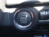 ボタン操作でエンジンを始動できるスマートキー対応車です。