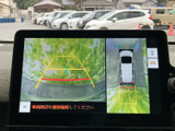 後方の映像に加えて車両周辺の様子も画面で確認でき、駐車時の周囲確認をサポートします。目視と組み合わせて使うことで、狭い場所での駐車にも役立ちます。