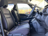 前席は運転席と助手席が並ぶレイアウトで、座面や背もたれに適度な厚みが感じられます。窓から光が入り、前方や周囲を見渡しやすい、落ち着いた空間です。