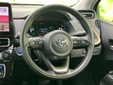 握りやすいステアリングは、運転操作をスムーズに行えます。オーディオや通話などの操作もステアリング上から可能で、運転中の安全性を高めます。手に馴染む素材感も魅力です。