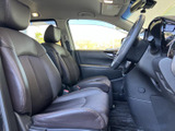 前席はゆとりあるシート形状で、運転席から助手席まで落ち着いて過ごせる空間です。窓からの視界も広く、乗り降りの際にも車内の様子を見渡しやすい印象です。