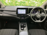 ナビ画面や各種操作部が中央にまとまり、運転席から確認しやすい配置です。行き先の案内や音楽の操作を手元で行いやすく、通勤や休日のお出かけを便利にサポートします。