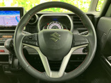 ステアリングには手元で操作できるスイッチが備わり、運転姿勢を保ちながら各種機能にアクセスできます。メーターやナビ画面との位置関係も分かりやすく、日々の運転を便利にサポートします。