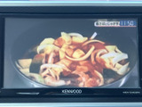 停車中にテレビ番組を視聴でき、休憩時間など車内で過ごすひとときに活用できます。画面に映像が表示されるため、移動の合間にニュースや番組を楽しみたい方にも便利な装備です。