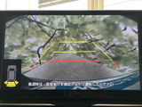 後方の映像に加えてガイド線と車両周辺の表示があり、駐車時の後方確認をサポートします。周囲を確かめながら操作できるため、駐車場での切り返しにも役立ちます。