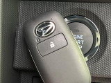 【キーフリーシステム】カバンやポケットに入れたままでもドアの施錠・解錠が可能なスマートキーを装備。エンジンのオン・オフ時もカギを取り出す必要が無いからとっても便利です♪