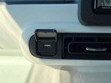 USB端子が差し込めるようになっています!ケーブルを接続することで車内でスマートフォン等の充電が可能に!