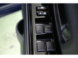 全ての窓が運転席から操作できます。今やほぼ当たり前ですが、無いと不便なアイテムですよね。ウインドウロックも装備しています。
